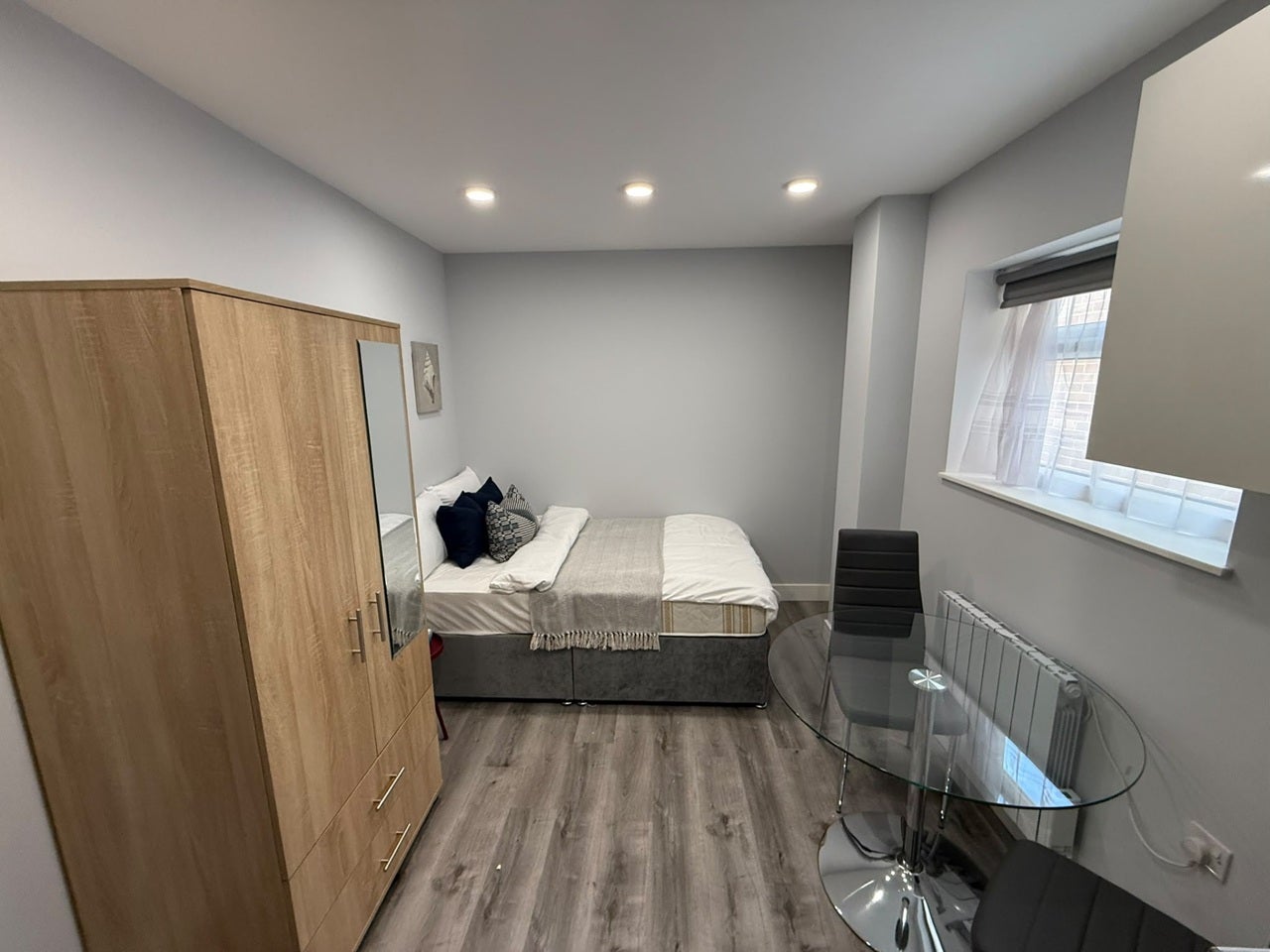 Flat Pinkwell Lane in Greater London