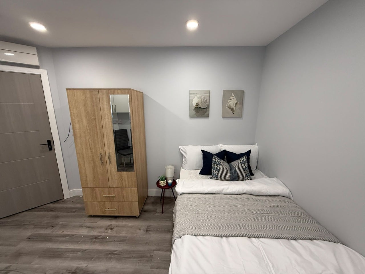 Flat Pinkwell Lane in Greater London