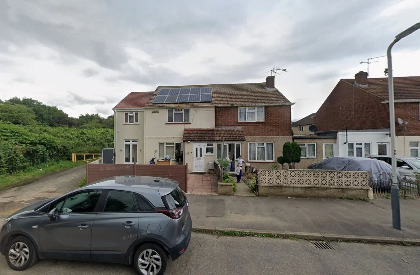 Flat Pinkwell Lane in Greater London