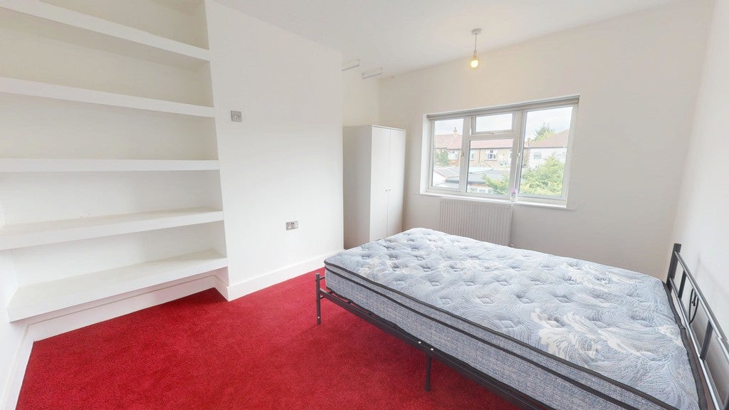 Room Manor Way in Greater London