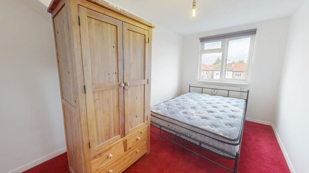 Room Manor Way in Greater London