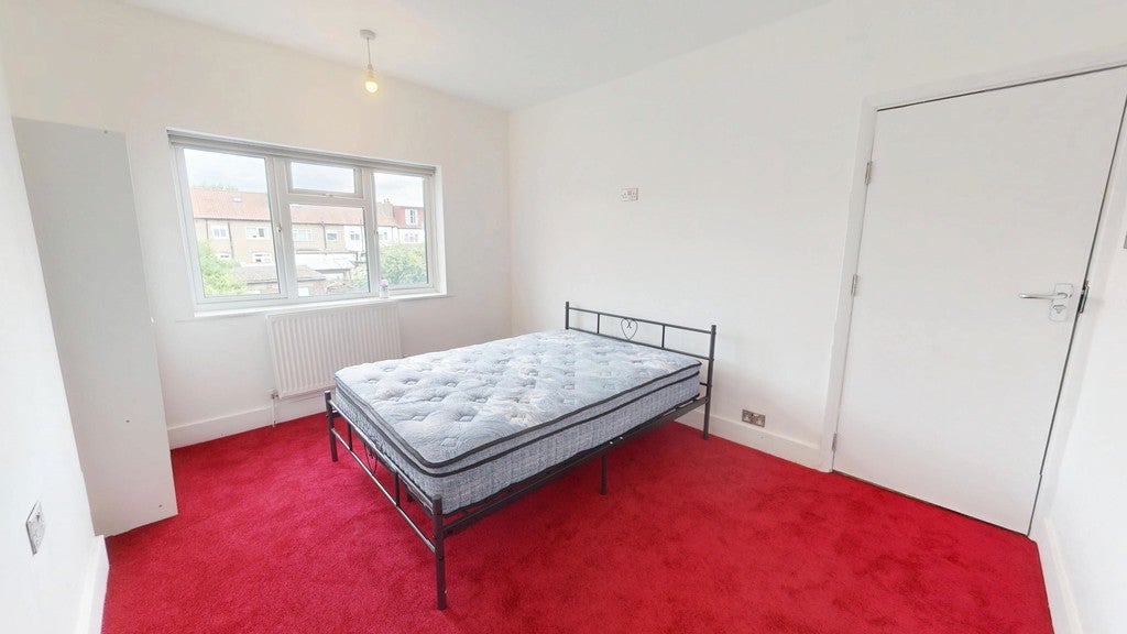 Room Manor Way in Greater London