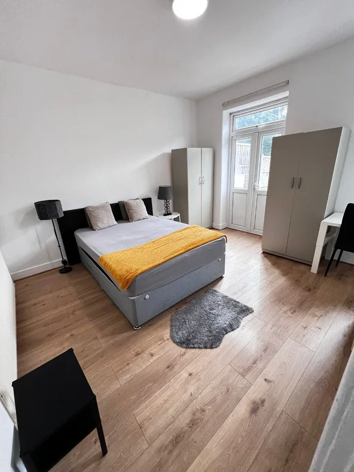 Room Village Way in Greater London