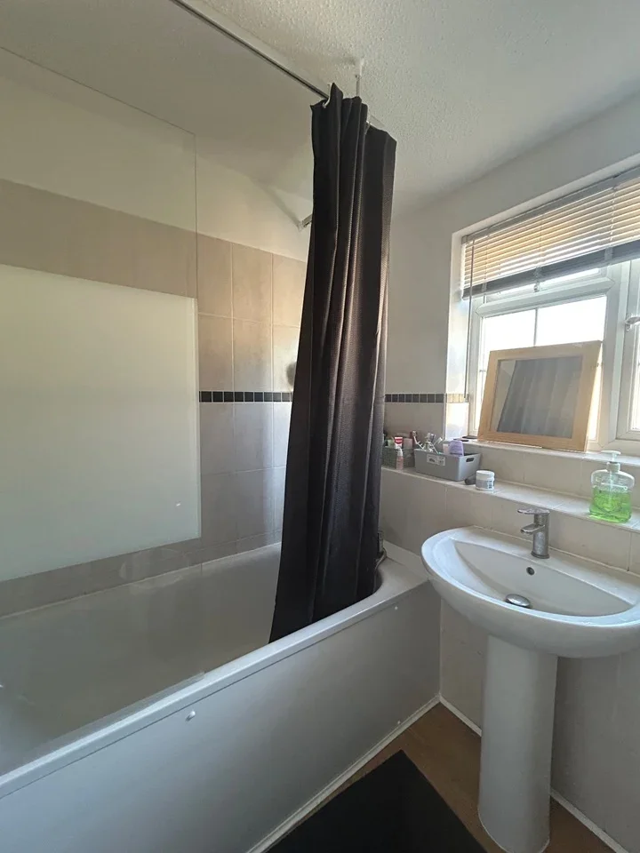Room Swallow Close in Borough of Spelthorne