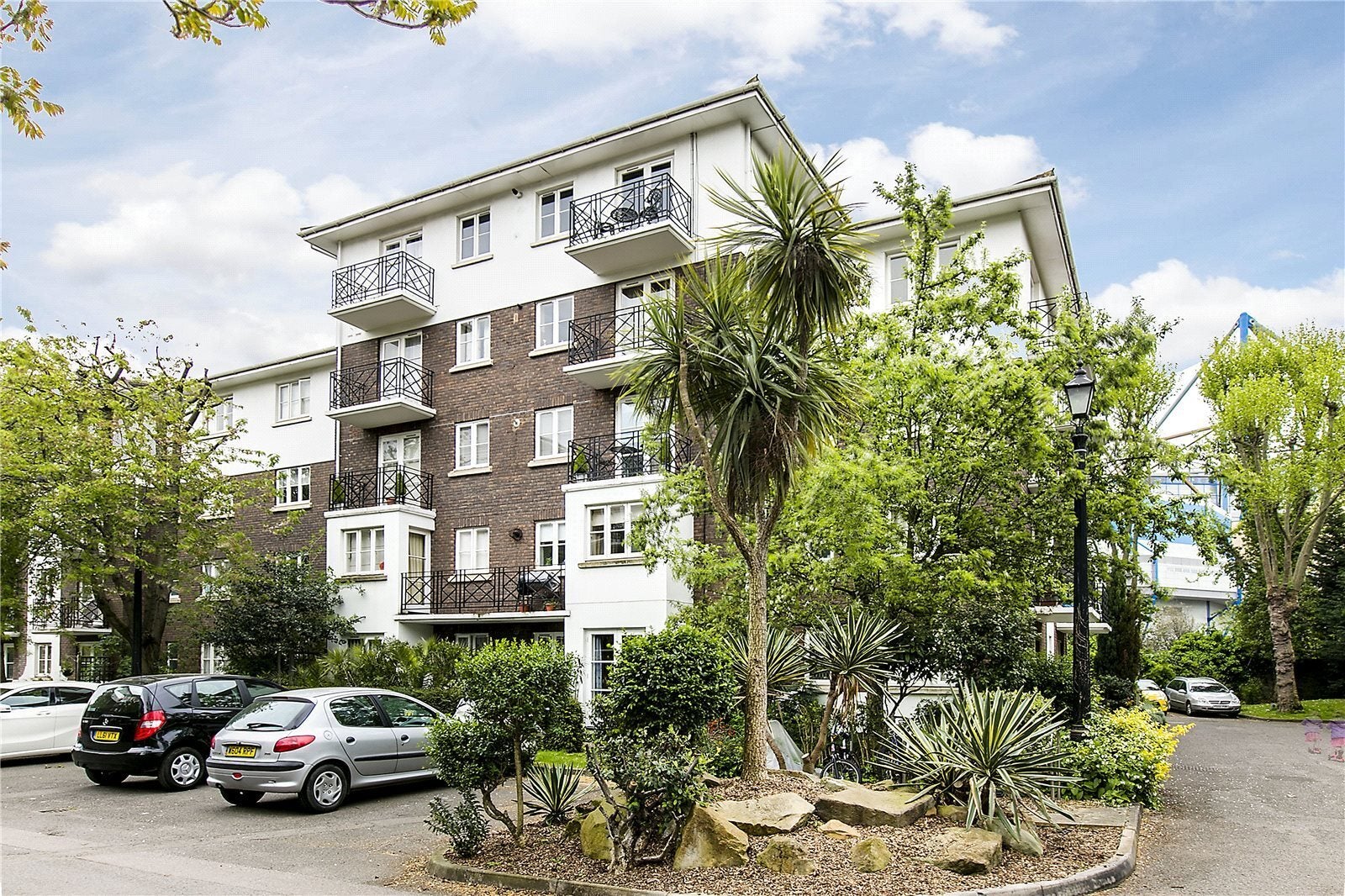Flat Brompton Park Crescent in Greater London