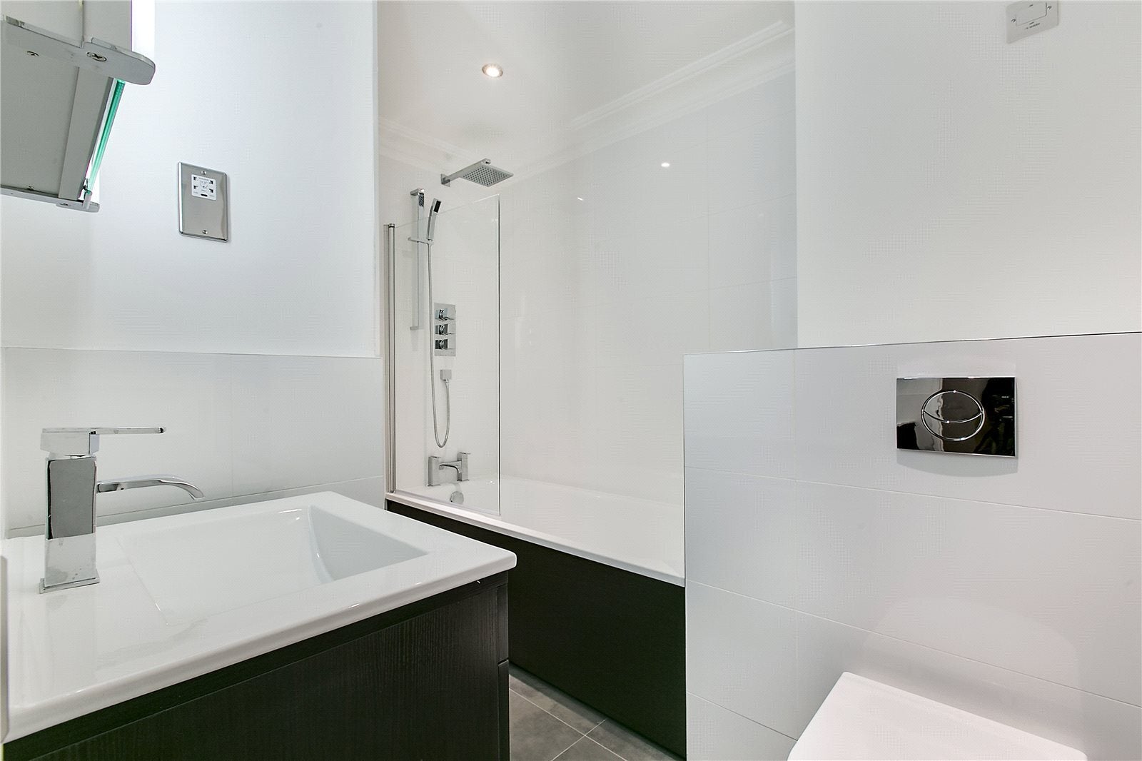 Flat Brompton Park Crescent in Greater London