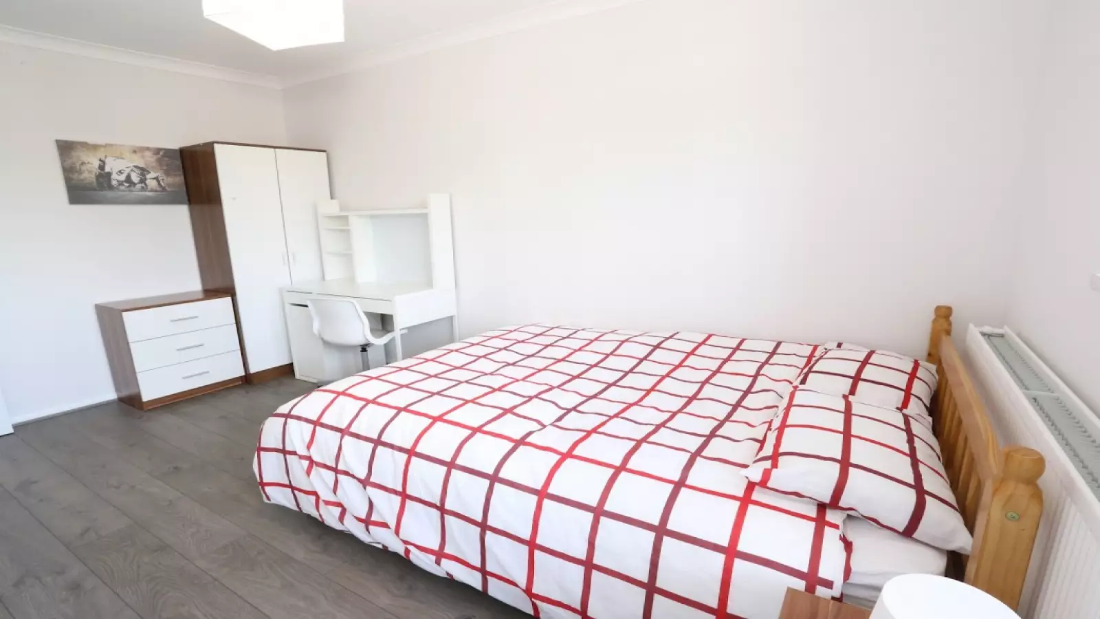 Room Kemps Drive in Greater London