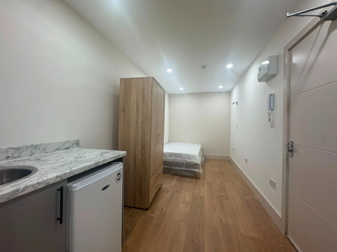 Room West End Road in Greater London
