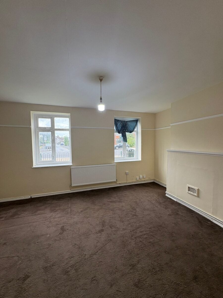 Flat Longbridge Road in Greater London