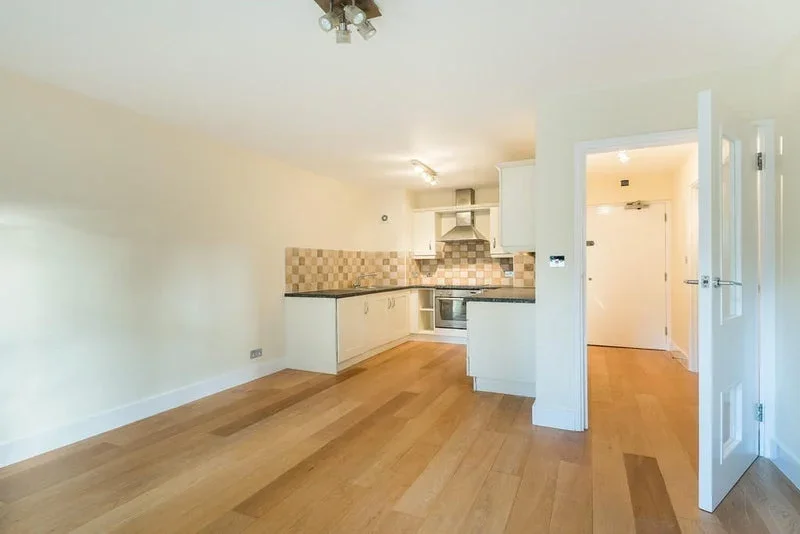 Flat Hackford Road in Greater London