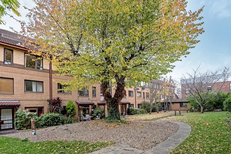 Flat Hackford Road in Greater London