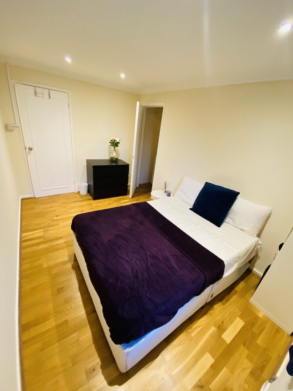Room Lebanon Gardens in Greater London