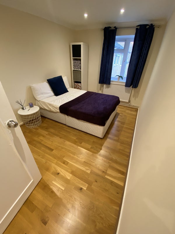 Room Lebanon Gardens in Greater London