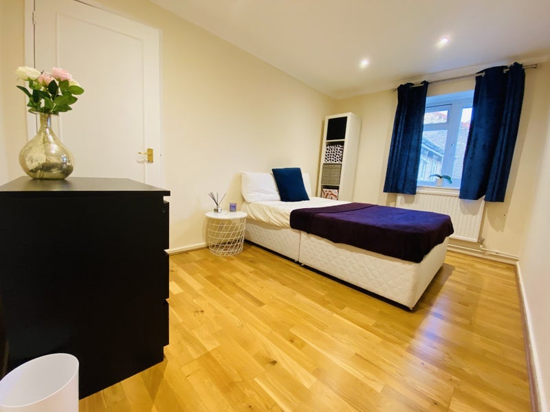 Room Lebanon Gardens in Greater London