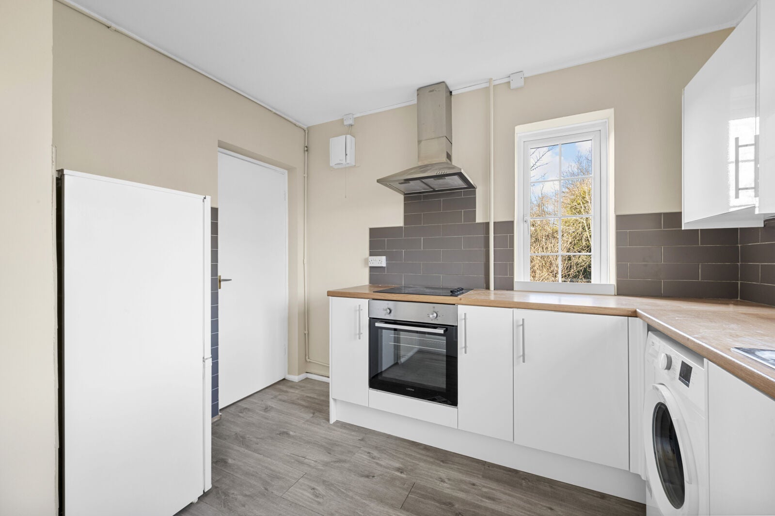Flat Spencer Road in Greater London