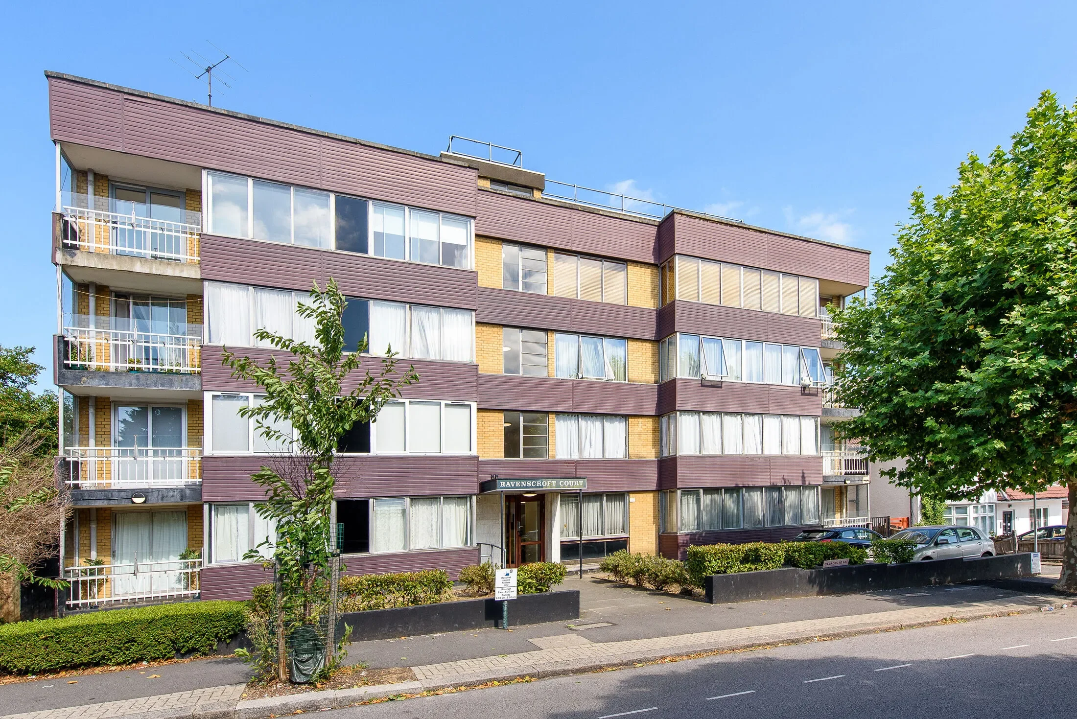 Flat Golders Green Road in Greater London