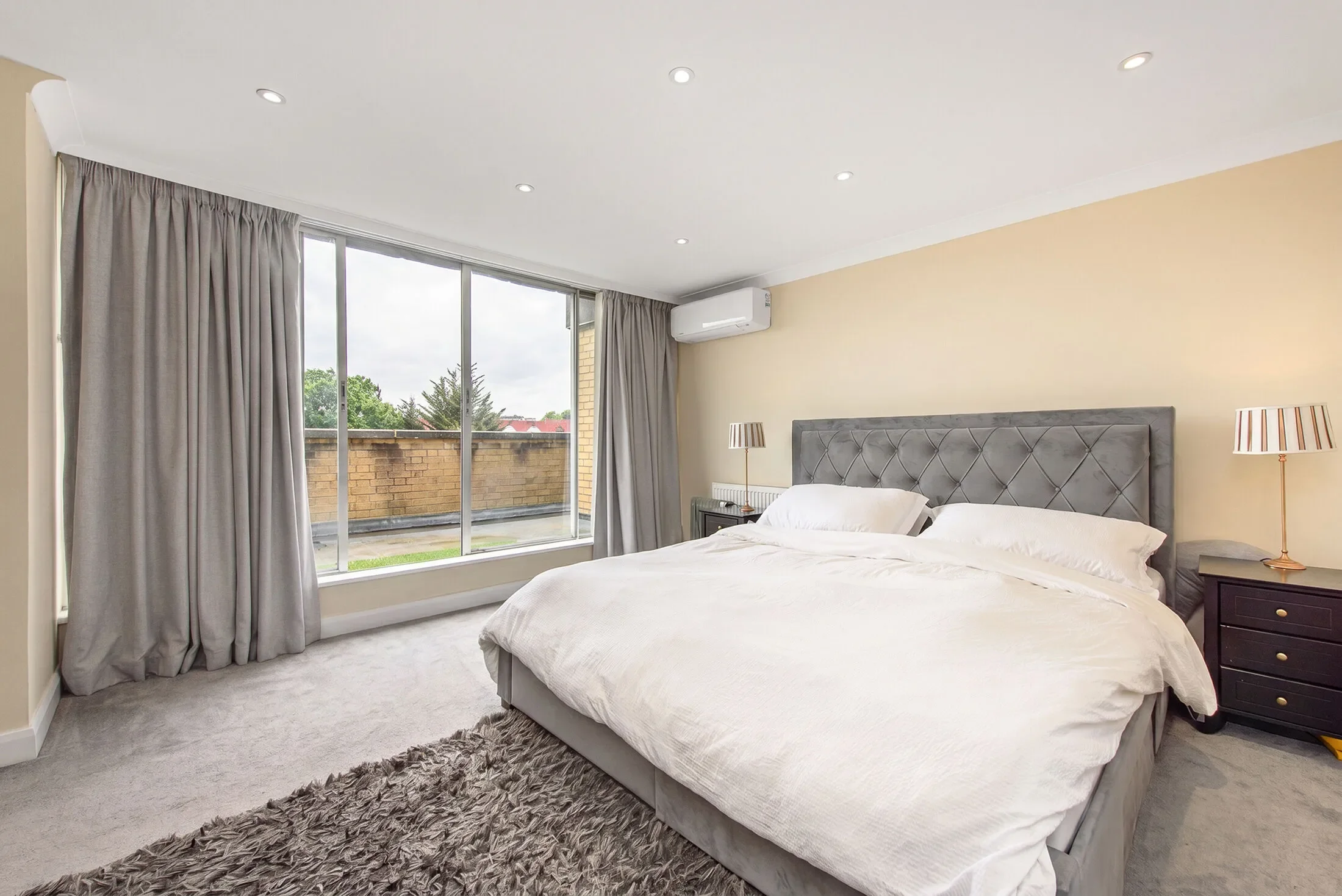 Flat Golders Green Road in Greater London