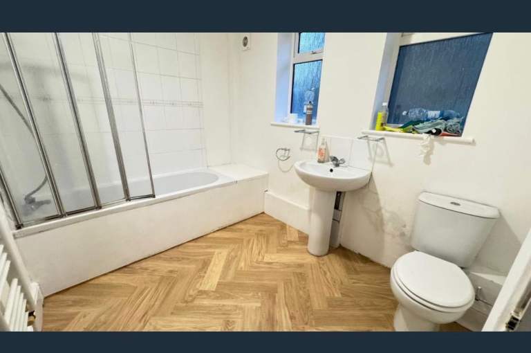 House Potters Grove in Greater London