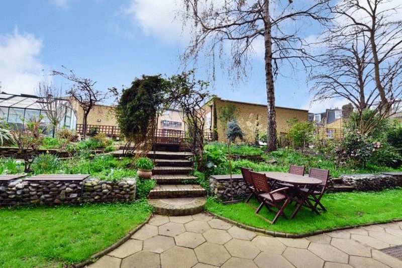 Flat Prince of Wales Drive in Greater London
