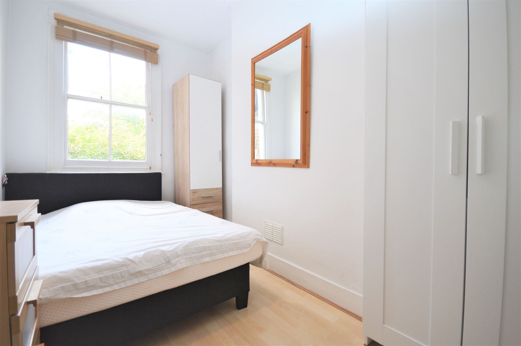 Flat Davisville Road in Greater London