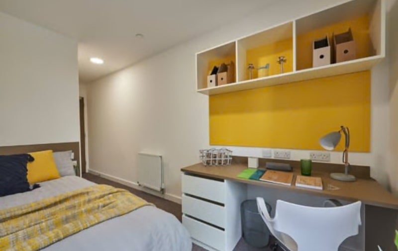 Room Empire Way in Greater London