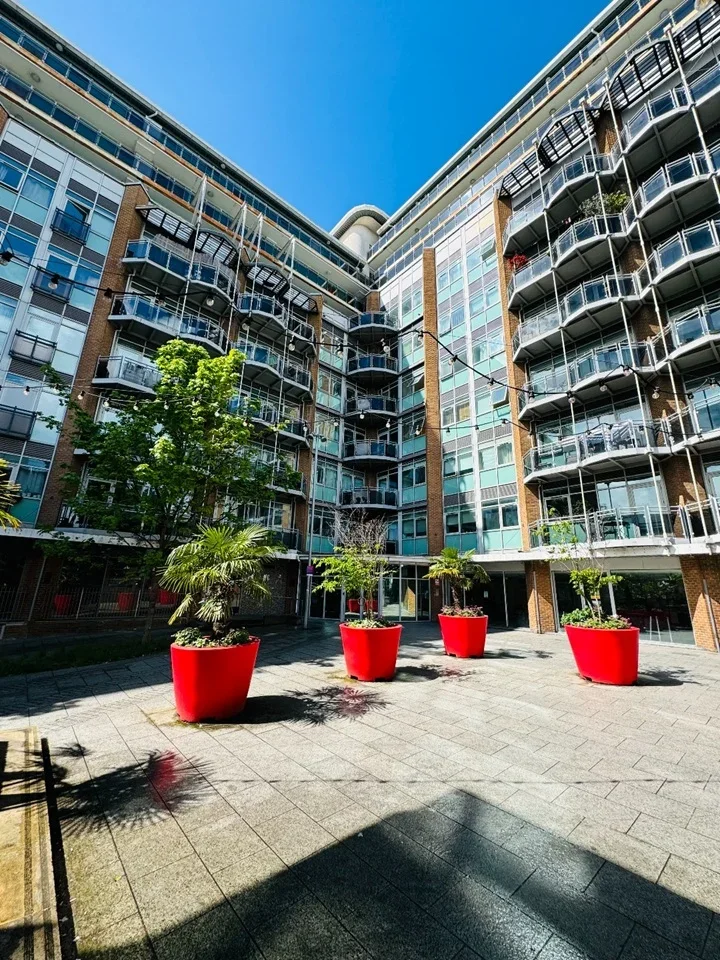Flat Gerry Raffles Square in Greater London