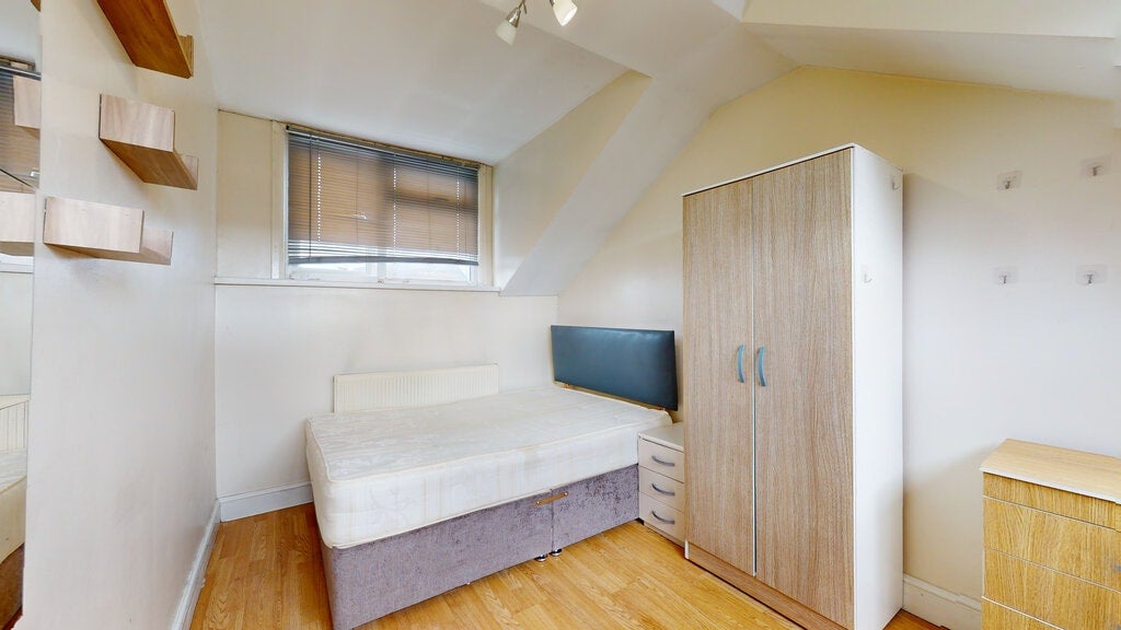 Room Horn Lane in Greater London