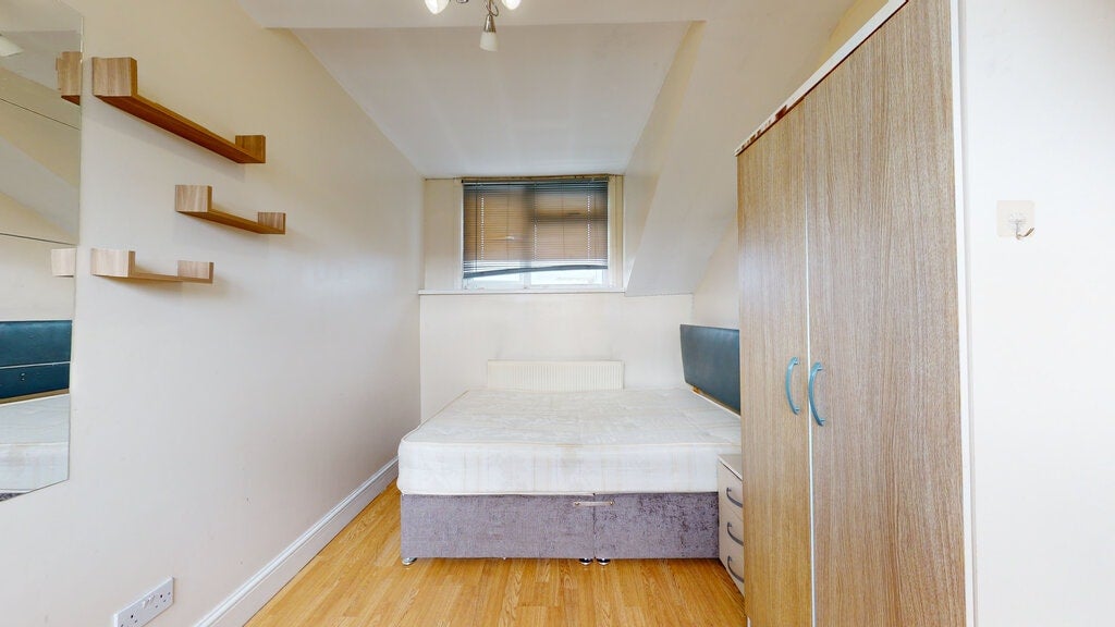 Room Horn Lane in Greater London