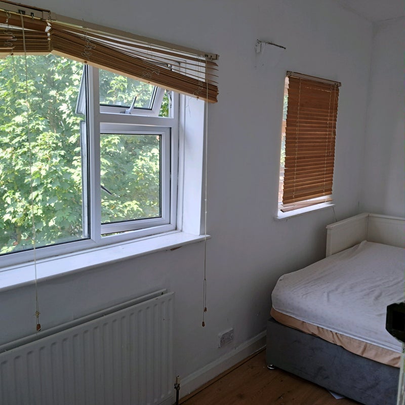 Room Langsett Avenue in Salford