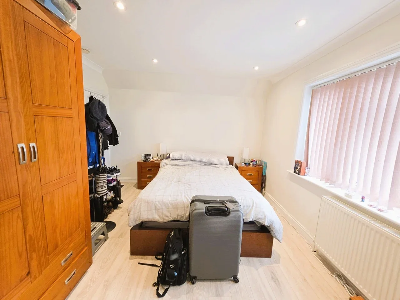 Room Broadfields Avenue in Greater London