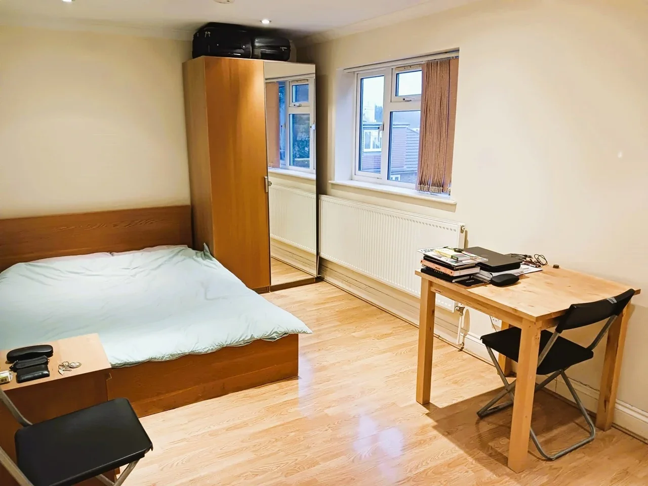 Room Broadfields Avenue in Greater London