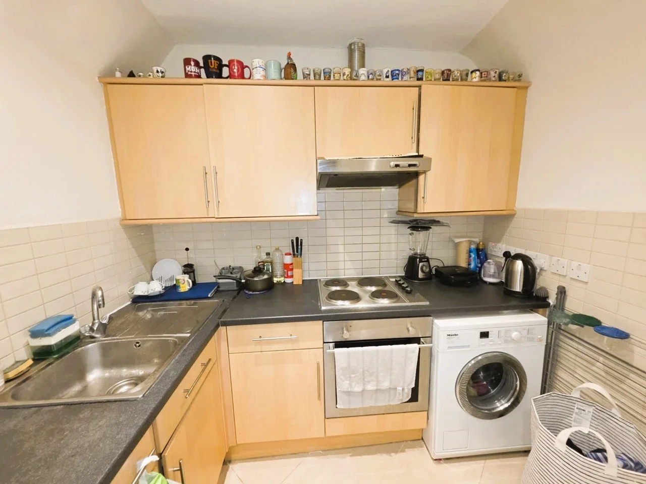 Room Broadfields Avenue in Greater London
