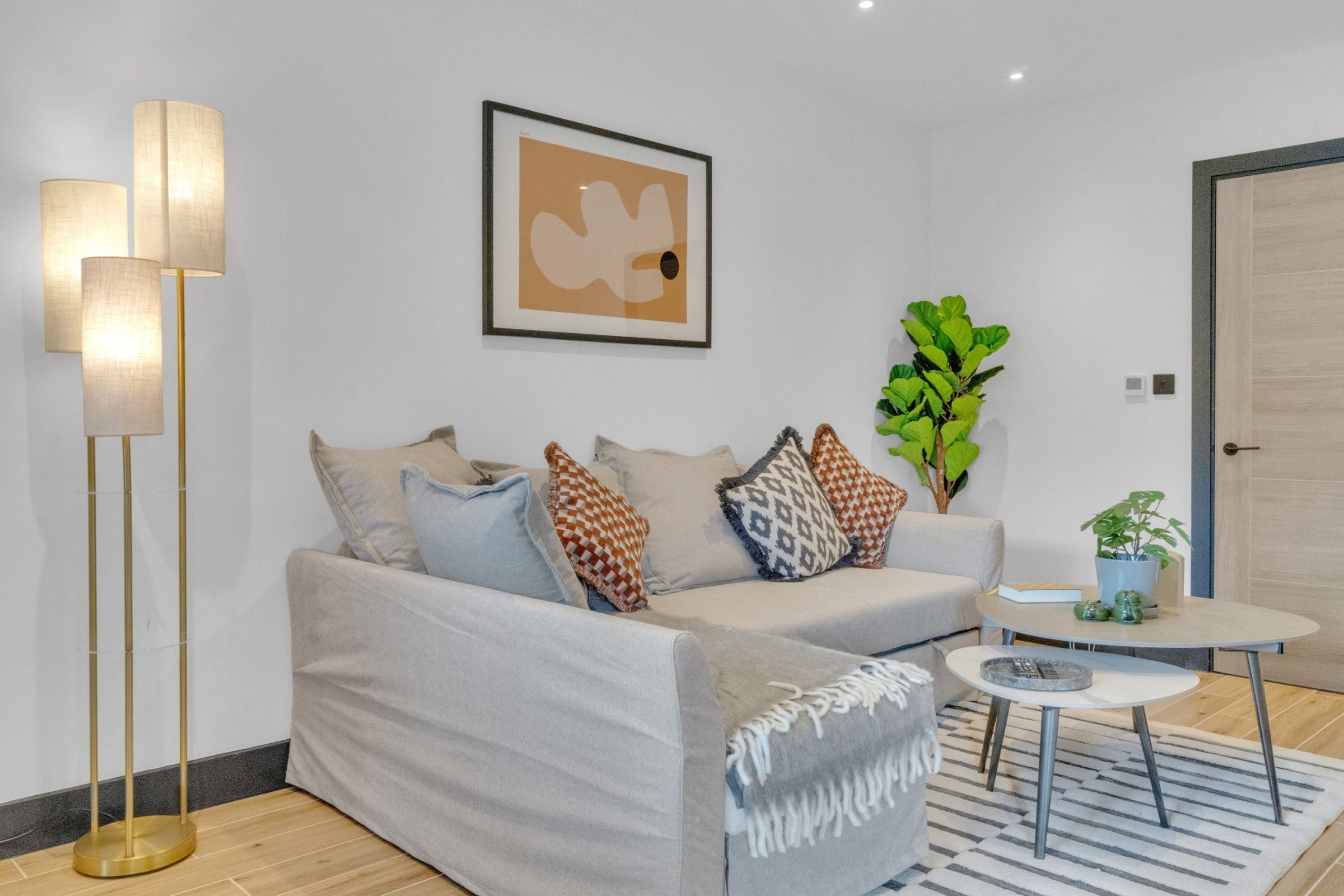 Flat Ballards Lane in Greater London