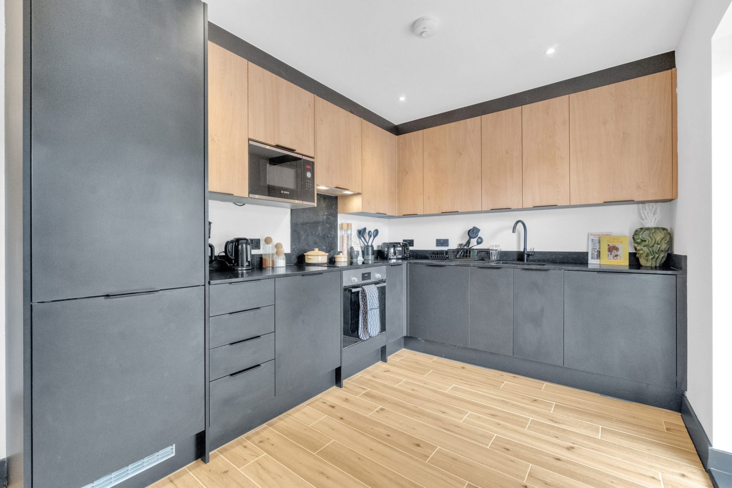 Flat Ballards Lane in Greater London