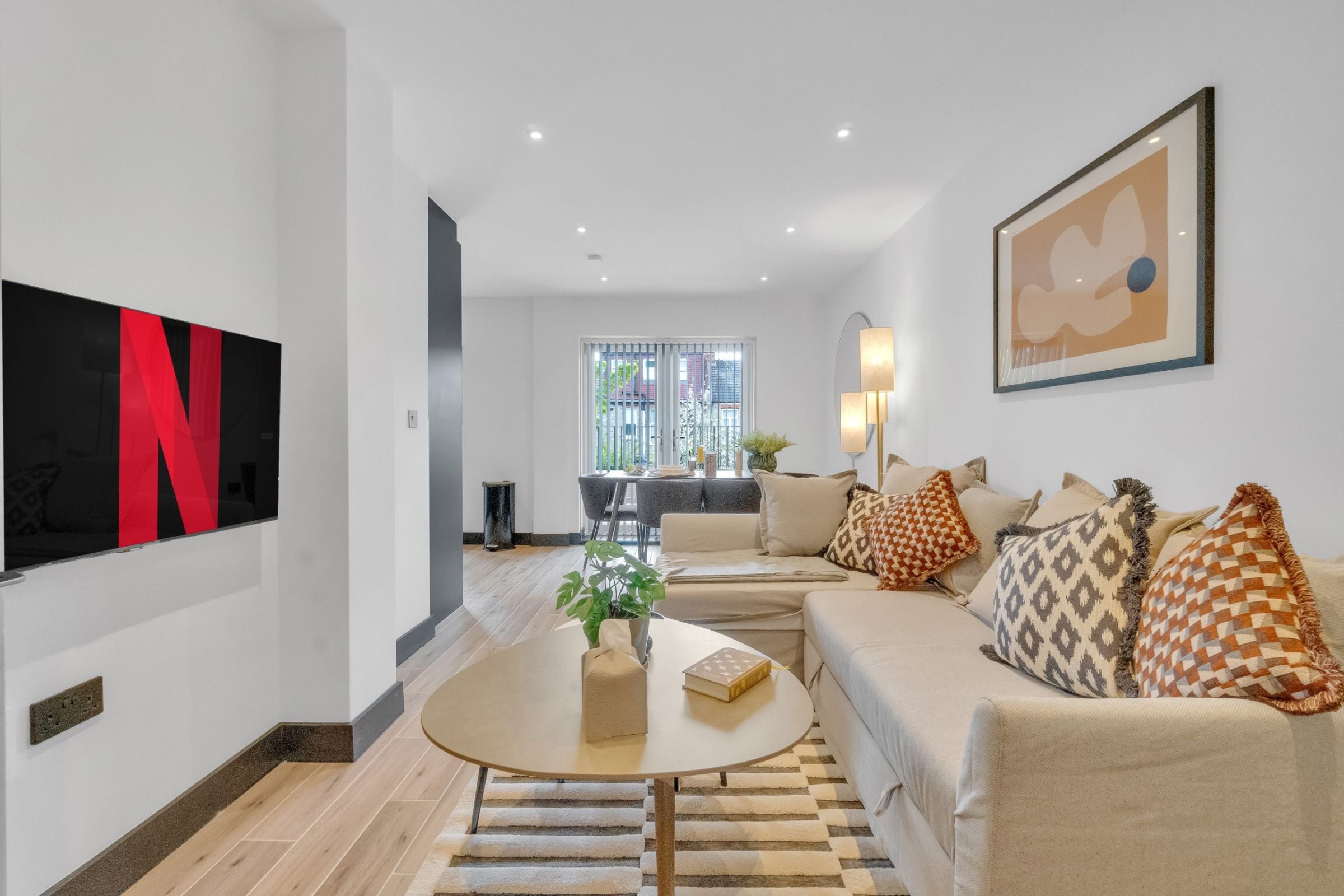 Flat Ballards Lane in Greater London