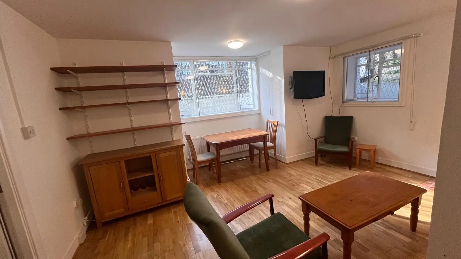 Flat Queensdale Road in Greater London