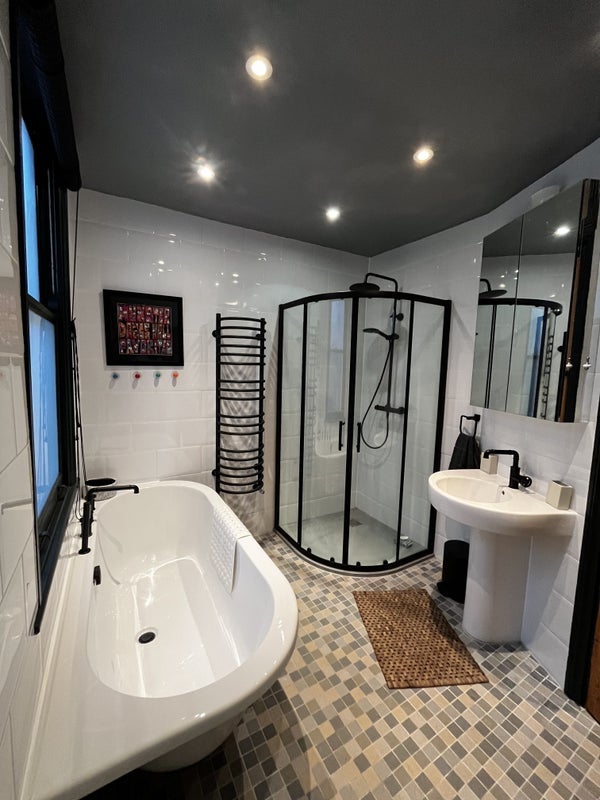 Room Seymour Road in Greater London
