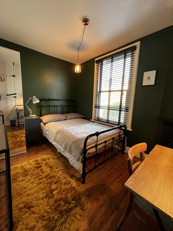 Room Seymour Road in Greater London