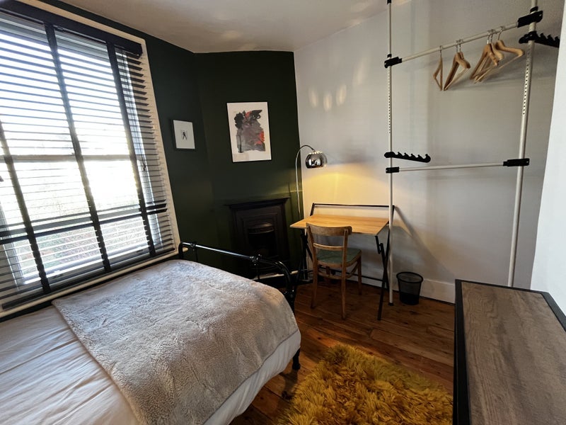 Room Seymour Road in Greater London