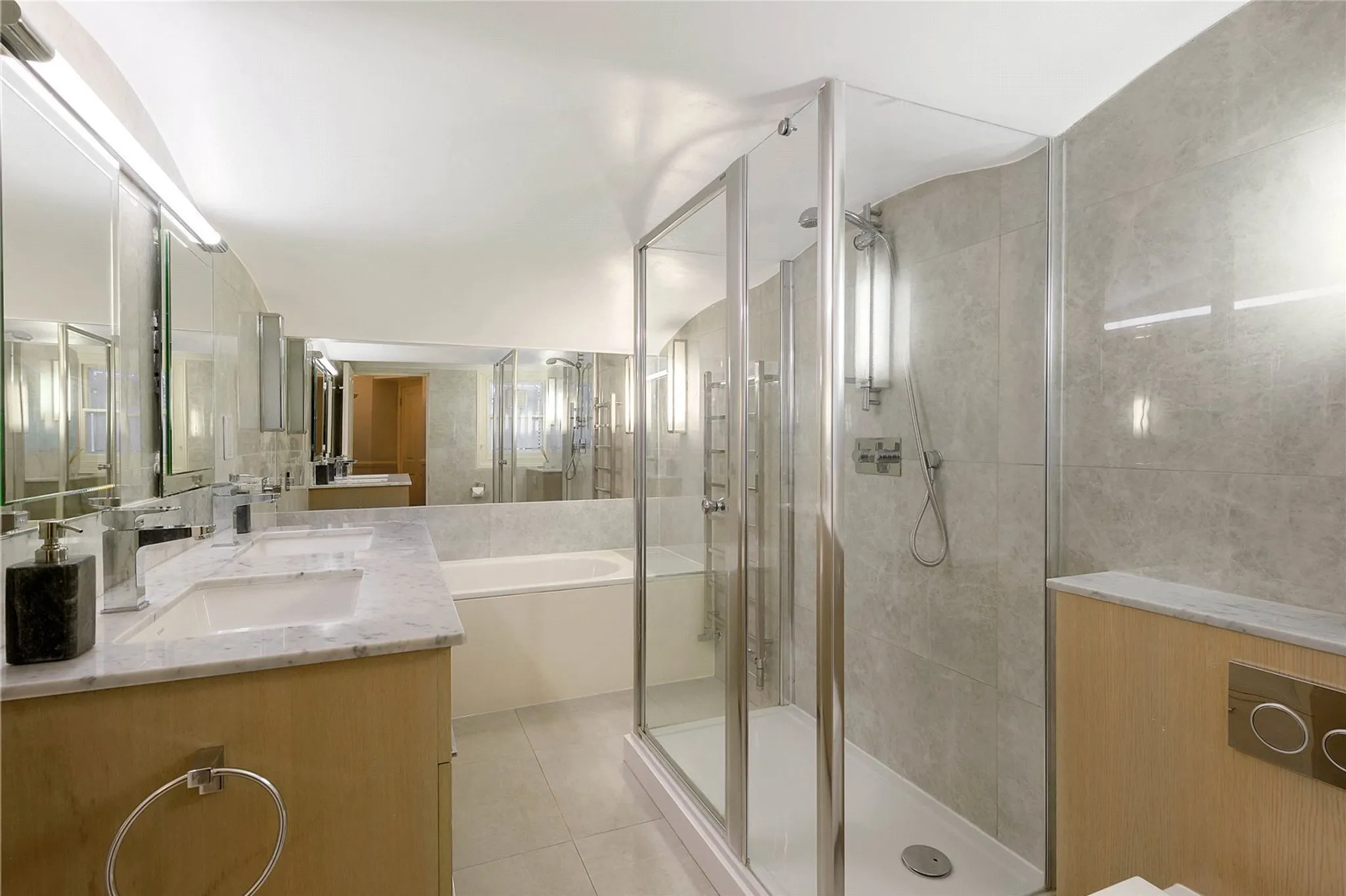 Flat Sloane Gardens in Greater London