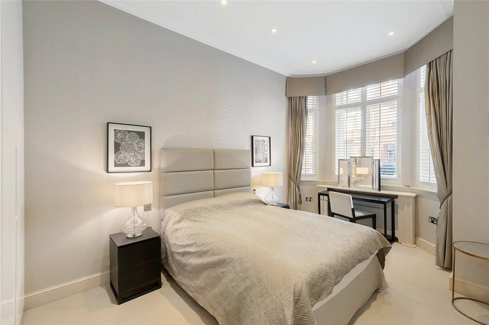 Flat Sloane Gardens in Greater London