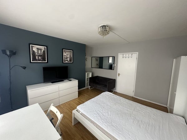 Flat Boyton Close in London