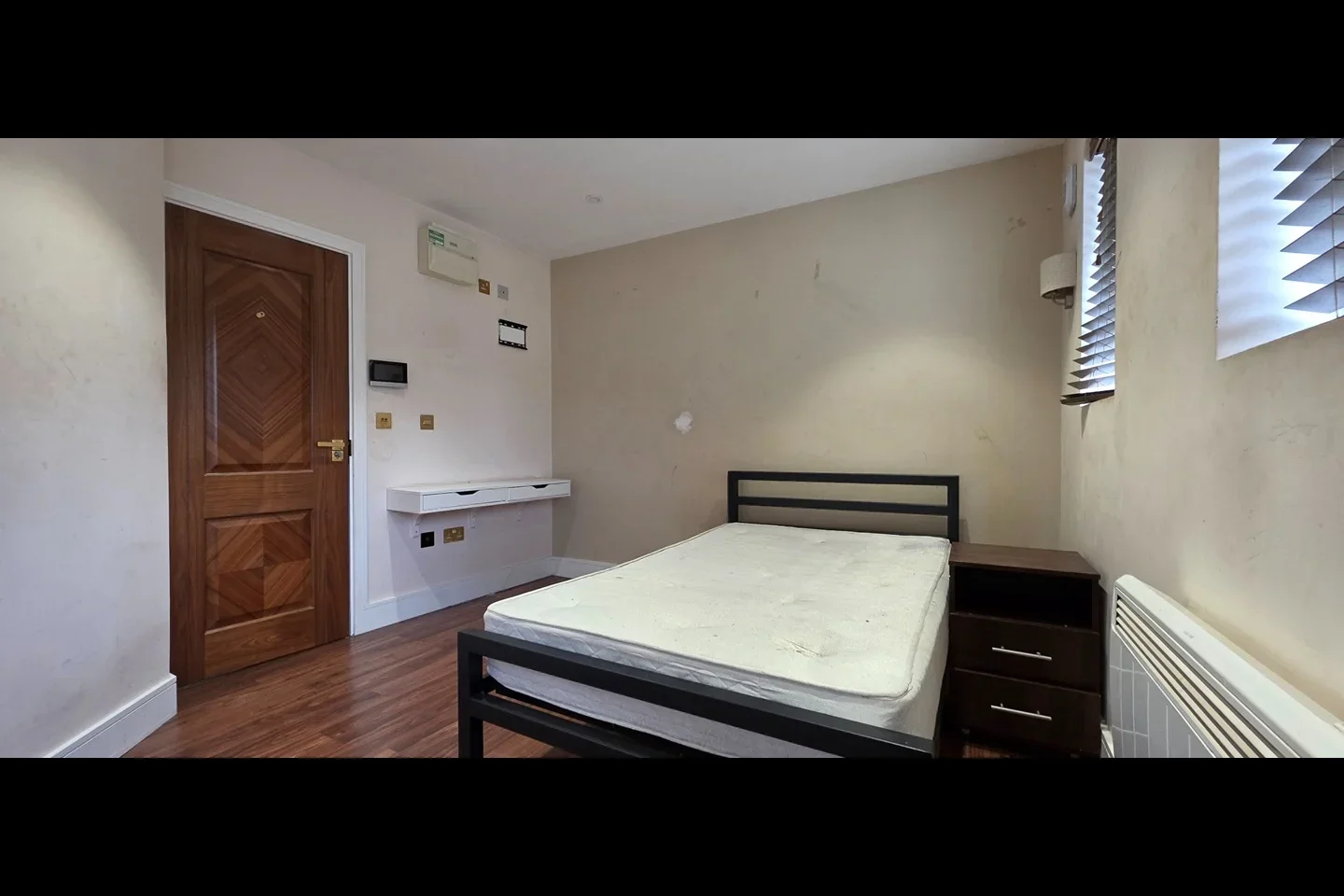 Flat Penderry Rise in Greater London