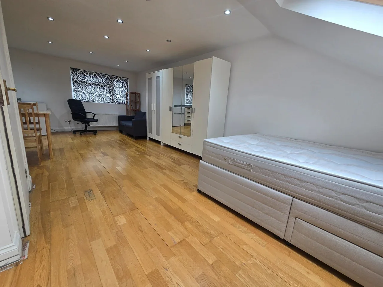 Room Monks Way in Greater London