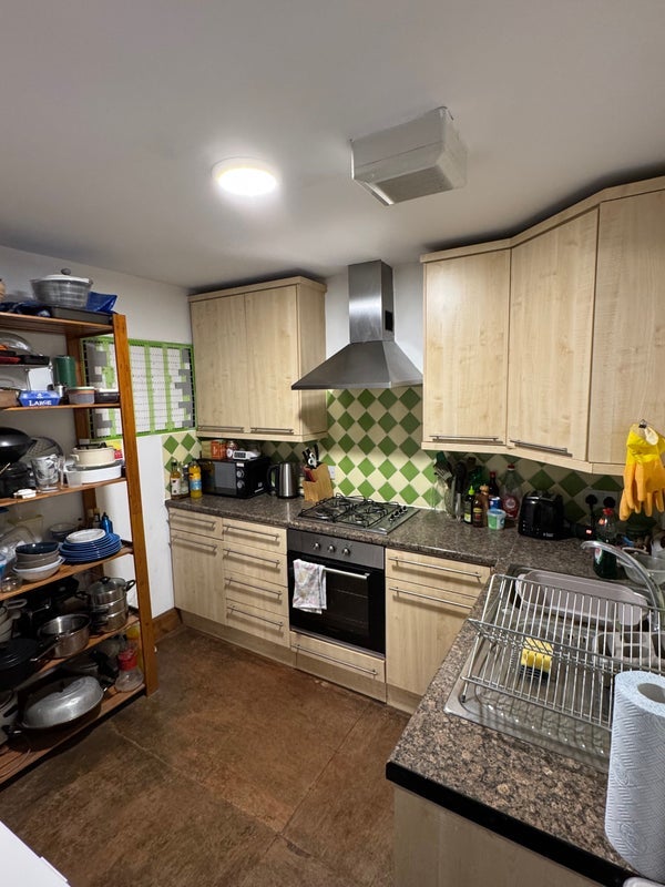 Room Manor Road in Greater London