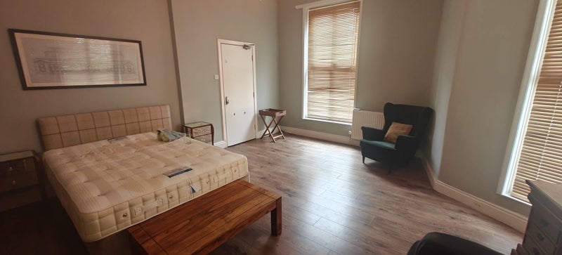 Room Hampstead Road in Liverpool