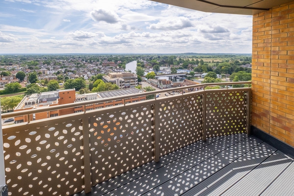 Flat Elmsleigh Road in Borough of Spelthorne