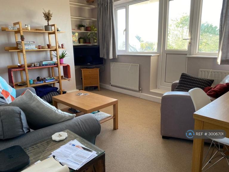 Flat Cathnor Road in Greater London