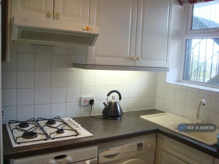 Flat Cathnor Road in Greater London