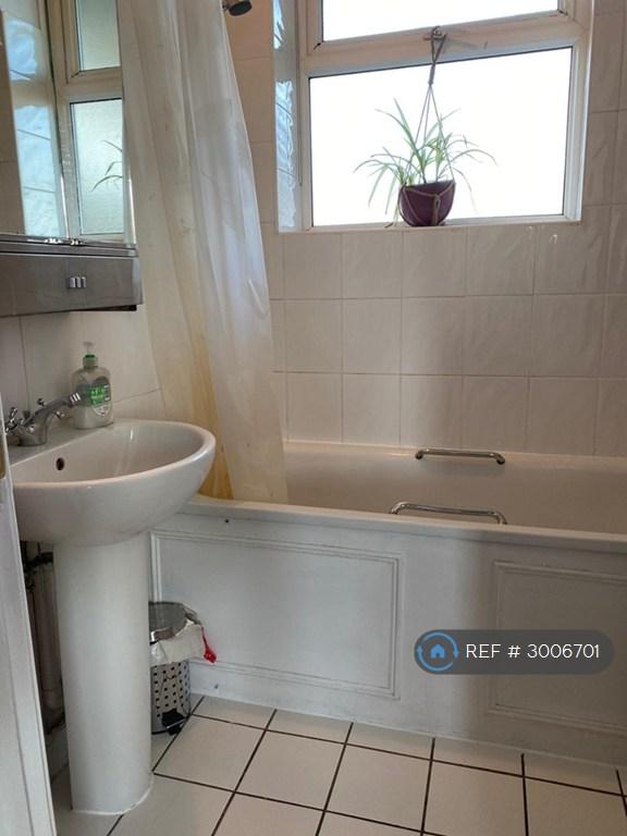 Flat Cathnor Road in Greater London
